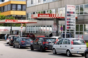 德國慕尼黑一個加油站外排隊等待加油的車輛。（圖：Getty Images）