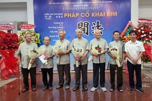 ６位書法家獲市文學藝術聯合會主席阮長流贈送鮮花祝賀。