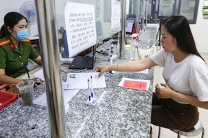 民眾帶著戶口簿到第三郡公安辦理芯片公民身份證手續。