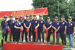 培德精舍護法理事會在隆安晌渠四岔橋動土儀 式上合照留念。