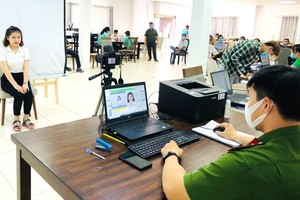 公安為民眾辦理芯片公民身份證。