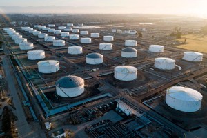 圖為美國加州卡森的石油儲備庫一隅。（圖：AFP）