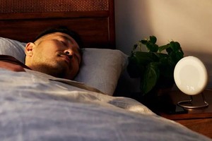 一項已發表的大型新研究指出，50歲及以上者每晚若睡不到5小時，與睡超過5小時的人相比，隨著年紀增長而患有多種慢性疾病的風險更大。（示意圖：AP）