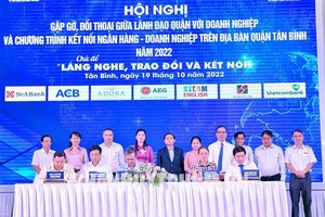 新平郡領導見證各家銀行與企業及經營戶簽署優惠貸款簽約。（圖：市黨部新聞網）