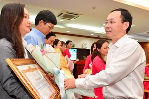 市委副書記阮文孝向各單位頒發獎狀。