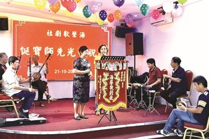 梨園子弟在慶賀華光誕聯歡上演唱。