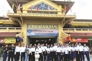 代表團在第六郡平西市場留影。