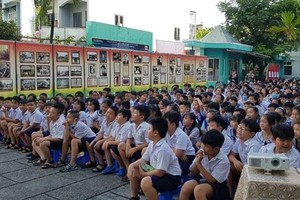 胡志明博物館本市分館宣傳部門副主任兼共青團書記潘文明，向學生們講述關於胡伯伯的故事。