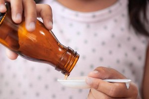 印度尼西亞宣布某些藥用糖漿與 99 名死於急性腎損傷的兒童的死亡有關。（示意圖：互聯網）