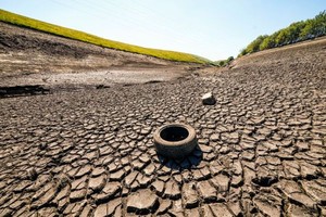 乾涸見底的運河。（圖：PA Wire）