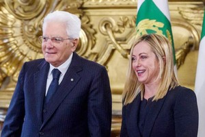 意大利總統馬塔雷拉（左）和新任總理梅洛尼出席宣誓就職儀式。（圖：Getty Images）