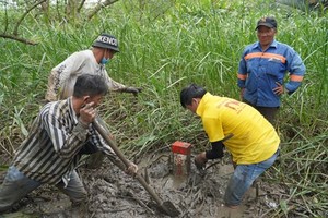 項目管委會和各地方職能力量為環市三路項目埋設界標。