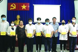 慶雲南院住持周華邦(右三)向清寒大學生頒發勵學金。