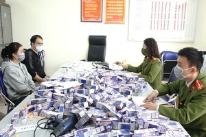 被河內警方查獲從維生素C發泡錠“變身”成為價高十倍的保健食品。