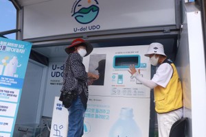 牛島工作人員講解資源循環系統。（圖：互聯網）