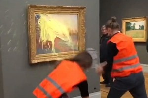 莫奈畫作博物館內被潑土豆泥