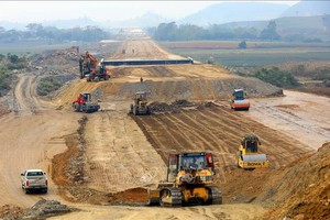 南北高速公路項目中的梅山-45號國道路段發包工程在施工中。（圖：越通社）