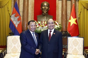 國家主席阮春福（右）與柬埔寨參議院主席賽沖握手合影。（圖：越通社）