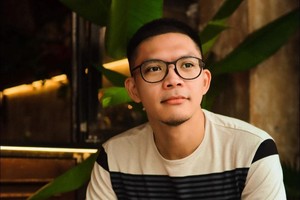 丹尼爾正在胡志明市生活和工作。