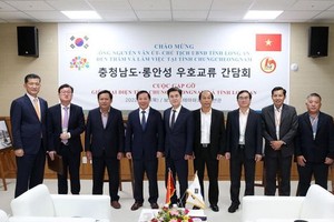 隆安省人委會主席阮文渥與工作團前往探望及在有許多企業在隆安省投資的韓國忠清南道工作。