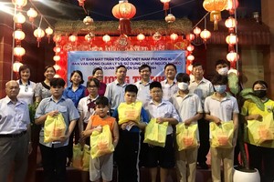 郡、坊領導和會館理事與領取生活費學生留影。