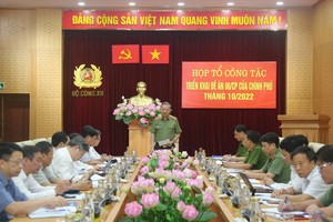 公安部部長蘇霖（中）主持會議。（圖：公安部）