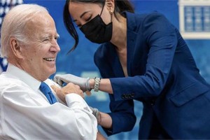 當地時間25日，美國總統拜登在白宮接種升級版新冠疫苗。（圖：互聯網）