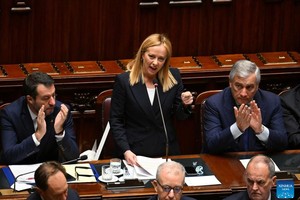 10月25日，意大利總理梅洛尼(中)在位於羅馬的眾議院發表講話。（圖：新華社）