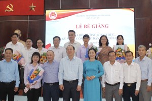 市委副書記阮胡海(前排右五）祝賀模範學員。