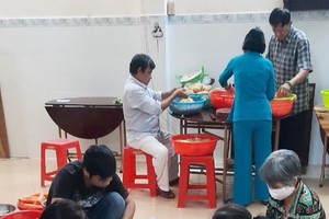 義工們用愛心做出每一份慈善餐給貧困者。