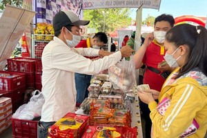 圖為去年本市各出口加工區-工業區勞動聯團舉辦的“工會春節集市”。（圖：紅桃）