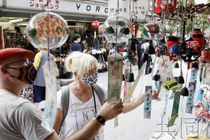 日本政府28日敲定了一攬子政策，力爭儘快達成使訪日遊客消費額全年超過5萬億日元的新目標。（圖：共同社）