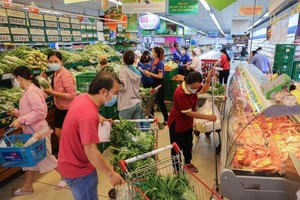 消費者在超市選購物品。（圖：苑霞）