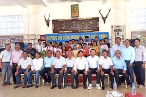 領獎學生與來賓、理事同仁合照。