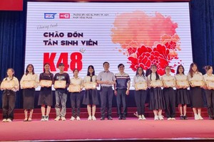 中文系領導向各班優秀生頒發獎項。