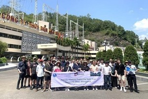 澳大利亞大學生在和平水電廠合影留念。