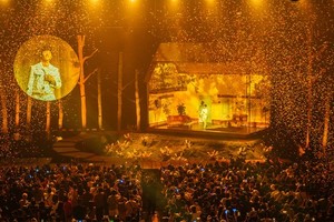 歌手黃勇在“安”音樂會上的獨特舞台。