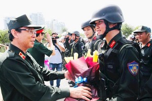 市委書記阮文年送花勉勵參與演習的武裝力量。