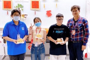 陳志明講師（右一）獎勵給參加慶中秋活動的大學生。