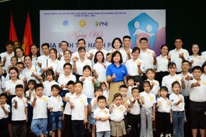 21個模範青年家庭合影留念。（圖：共產黨電子報）