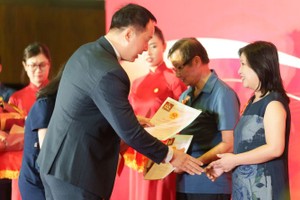 購房者欣喜地領取“紅簿”。