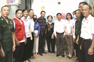 地方領導與茶山慶雲南院住持周華邦(左六)向華人戶移交修繕「溫情屋」工程。