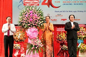 市委副書記阮文孝向市電影協會贈送鮮花表示祝賀。（圖：越勇）