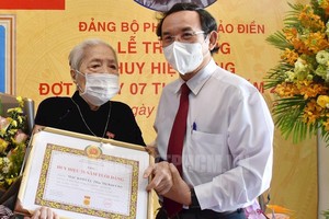 圖為去年11月7日，市委書記阮文年向一位革命老人頒授75年黨齡紀念章。（圖：市黨部新聞網）