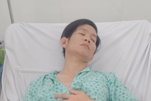 周文清還在醫院治療。