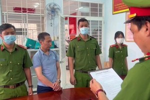 執法警員向嫌犯武春秀（左二）宣讀逮捕令。（圖：PLO）