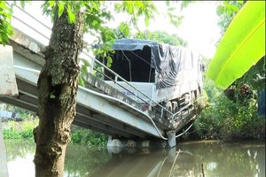 15噸卡車壓垮限載5噸橋樑  ​