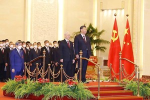 阮富仲總書記和中共中央總書記、國家主席習近平登上檢閱台，軍樂團奏響兩國國歌。（圖：越通社）