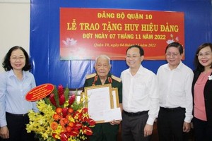 市委副書記阮文孝代表市委向段文寬少將頒授75年黨齡紀念章。