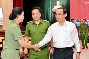 市委書記阮文年與各代表交談。